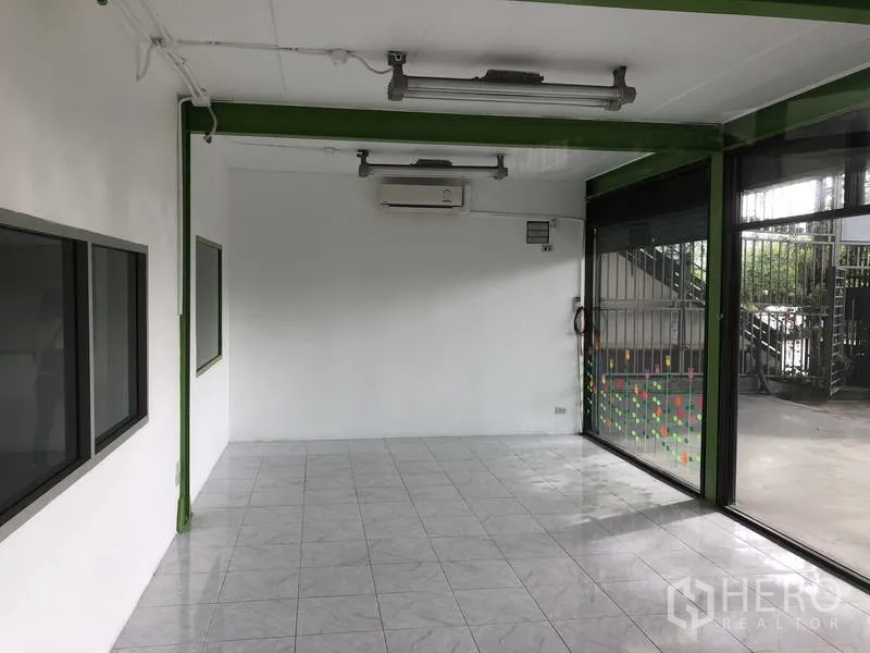 Warehouse for rent in Bang Phli, Samut Prakan - Front office or showroom with floor-to-ceiling glass and tiled flooring.