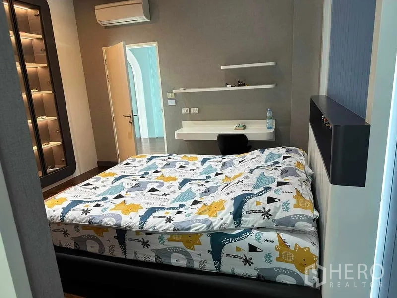 Detached House for sale in Suan Luang, Bangkok - Secondary bedroom with built-in study desk, wall shelves and display cabinet.