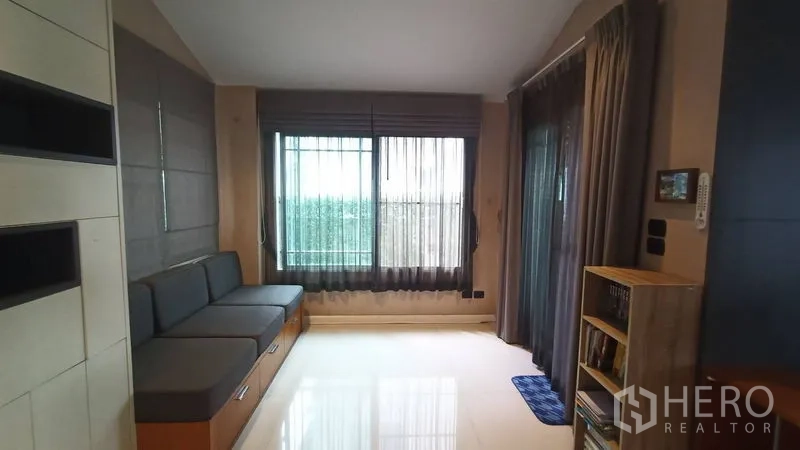 Detached House for sale in Prawet, Bangkok - Bright multi-purpose room with window seat, large windows and sliding glass door.