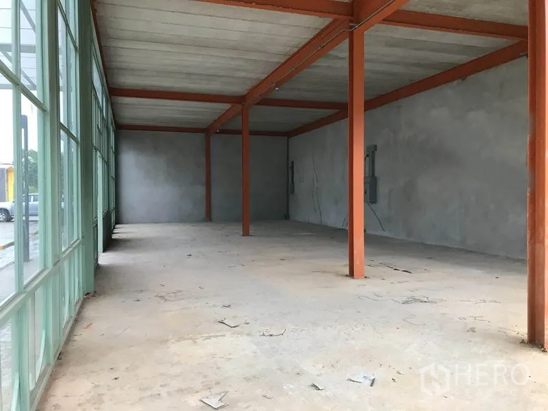 Retail Space for rent in Bang Na, Bangkok - Spacious shell retail unit with steel beams, high ceiling and floor-to-ceiling windows.