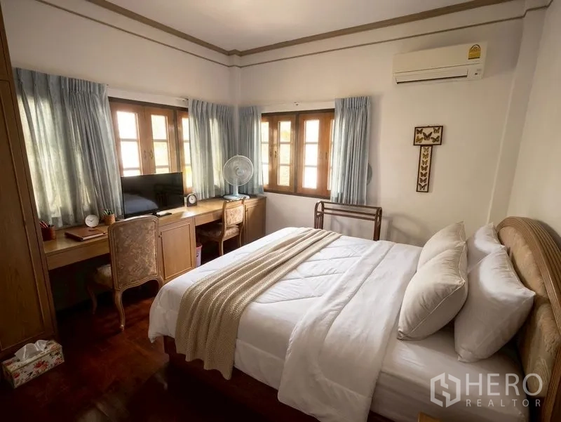 Detached House for sale in Suan Luang, Bangkok - Bright bedroom with double bed, built-in desk, windows and air-con.