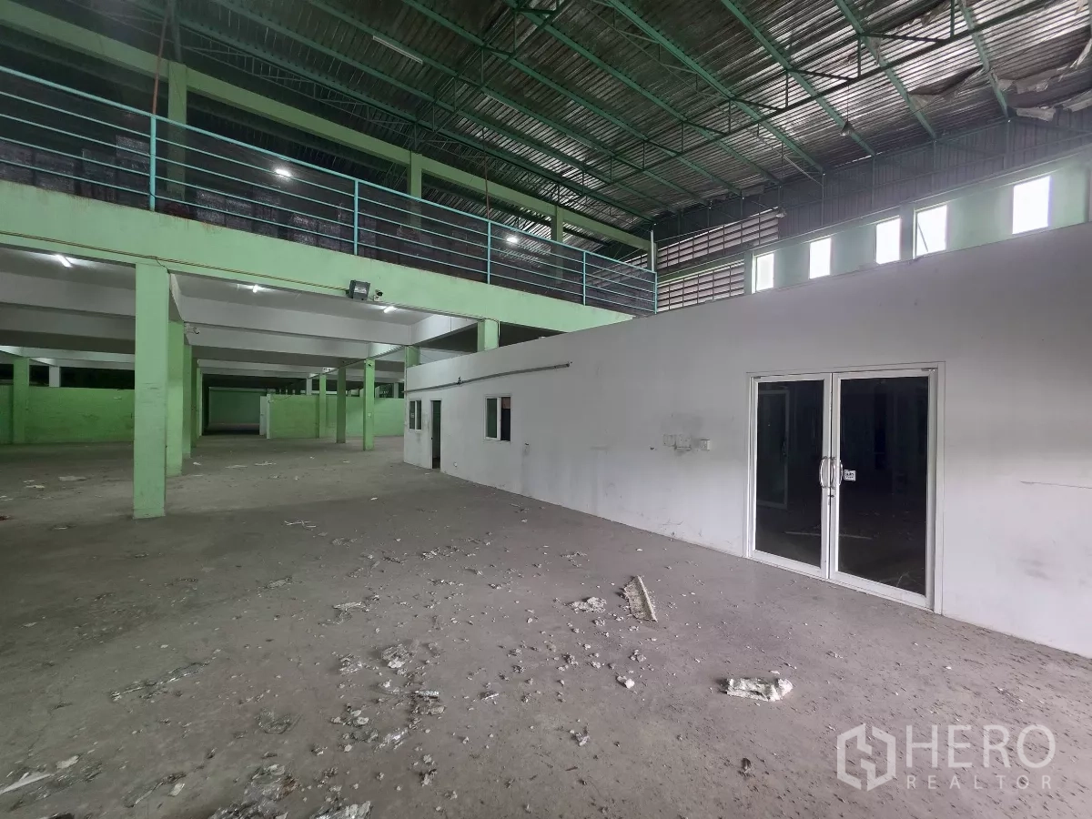 货栈 出租在Bang Khun Thian, Bangkok - 仓库内部带独立办公室，推拉玻璃门与高通风屋顶