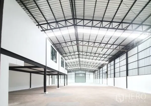 Warehouse for rent in Bang Khen, Bangkok - Bright warehouse hall with skylights, insulated metal roofing and white side walls.