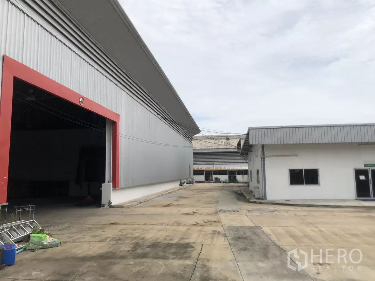 工厂 出租在Mueang Samut Prakan, Samut Prakan - 高大钢制仓库与附属楼之间的通道