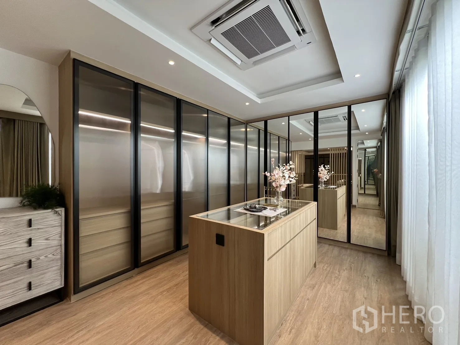 Townhouse for sale in Watthana, Bangkok - Walk-in closet leading to the ensuite through a wood slat partition.