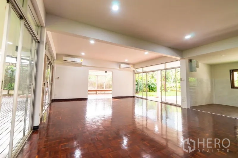 Home Office for rent in Khlong Toei, Bangkok - Bright open-plan room with full-height sliding doors overlooking the garden.