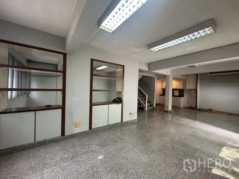 店屋 出租在Khlong Toei, Bangkok - 零售区，展示格与内置柜体