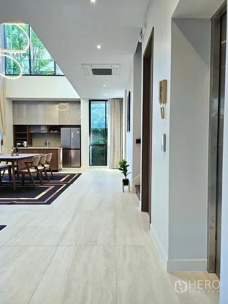 Detached House for rent in Bang Kapi, Bangkok - Bright hallway leading to open-plan kitchen and dining with tall windows