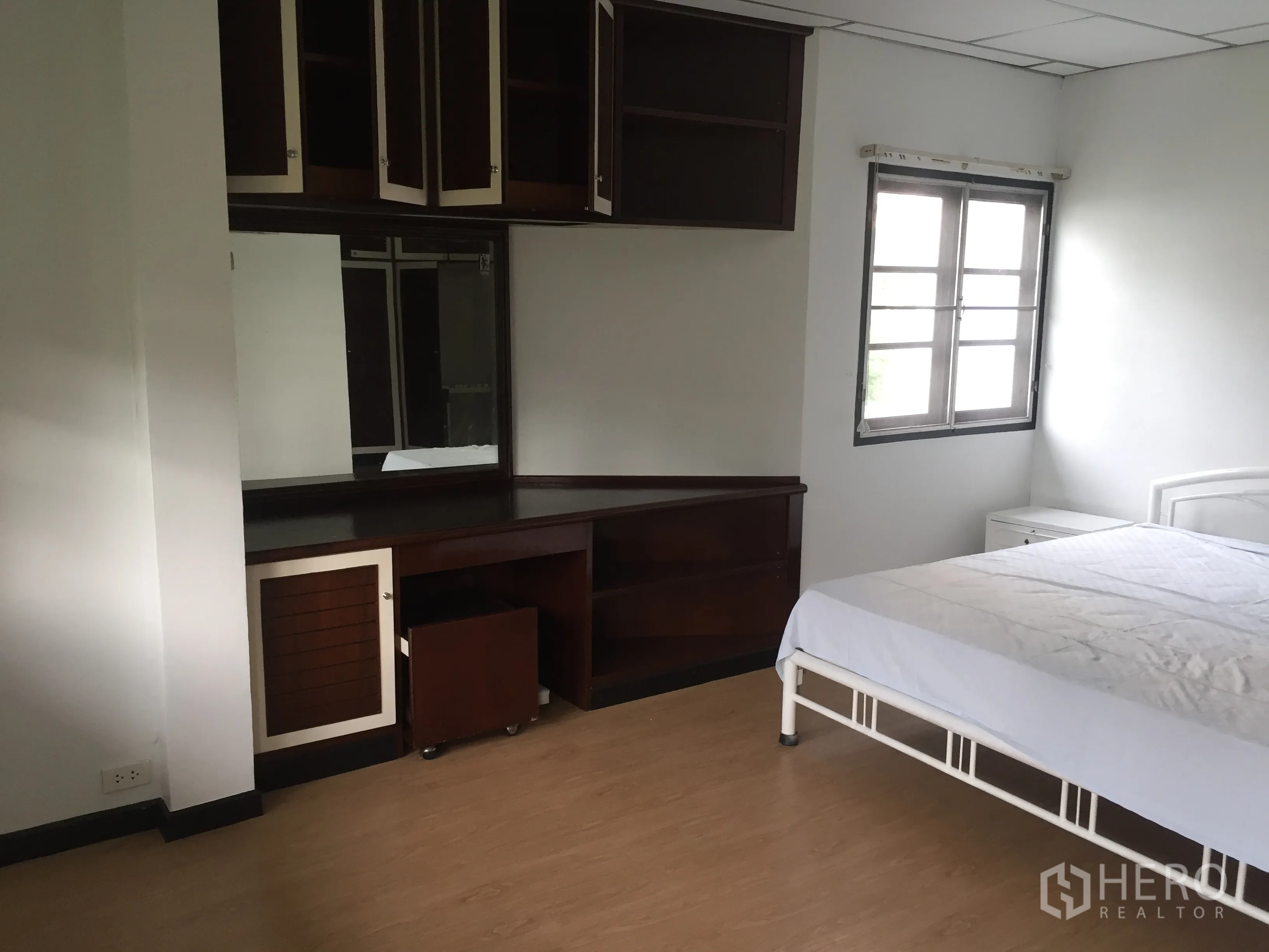 联排别墅 出租在Khlong Toei, Bangkok - 卧室一角设有内置梳妆台、镜子和上方储物柜。