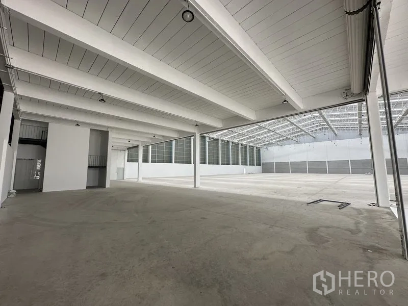 工厂 出租在Pathum Thani - 有顶装卸区，梁柱结构，连接主厂房。