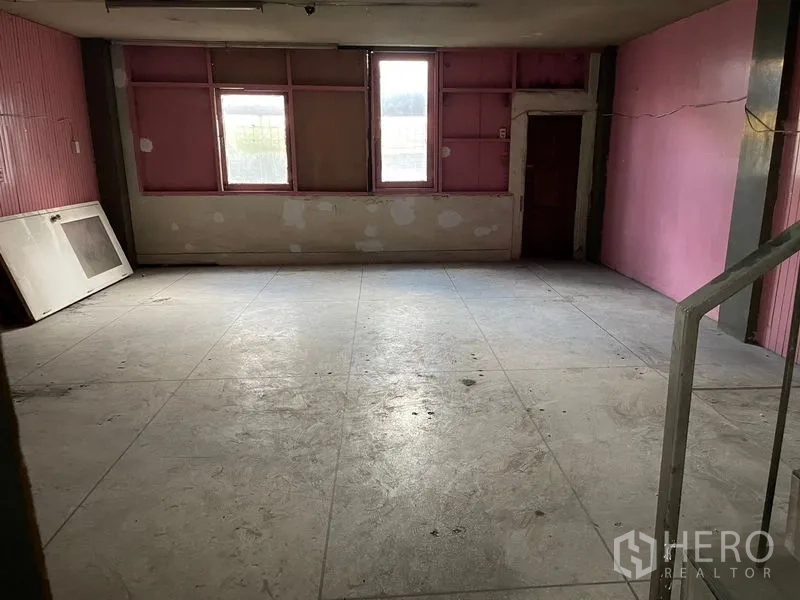 Shophouse for rent in Watthana, Bangkok - Upper-floor room with pink feature walls and central window, ready for refurbishment.