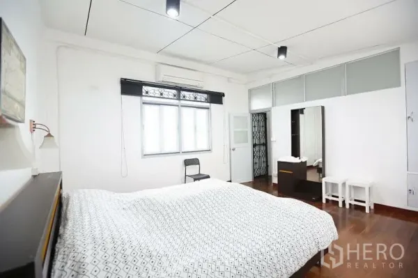 带办公室的家 出租在Khlong Toei, Bangkok - 明亮卧室，双人床、木地板、窗户与空调并带梳妆区。