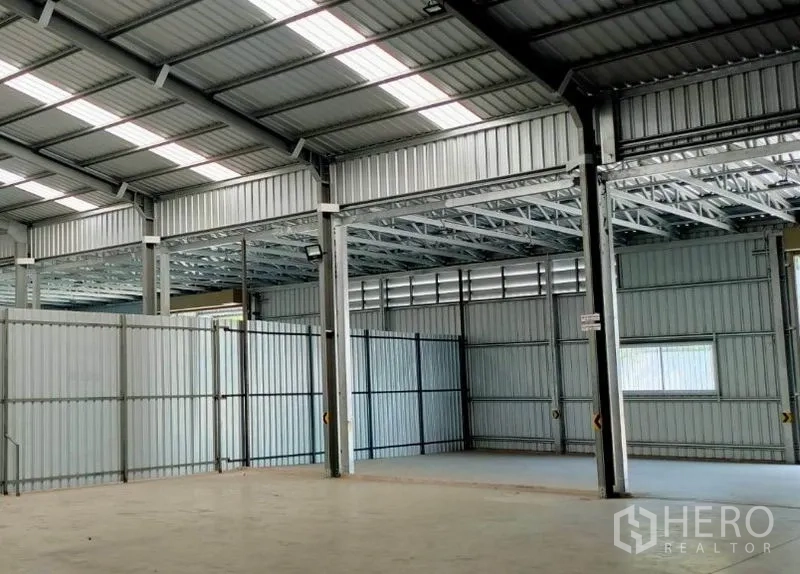 Warehouse for rent in Pak Kret, Nonthaburi - Multiple warehouse bays with steel columns, louvered vents, and partition walls.