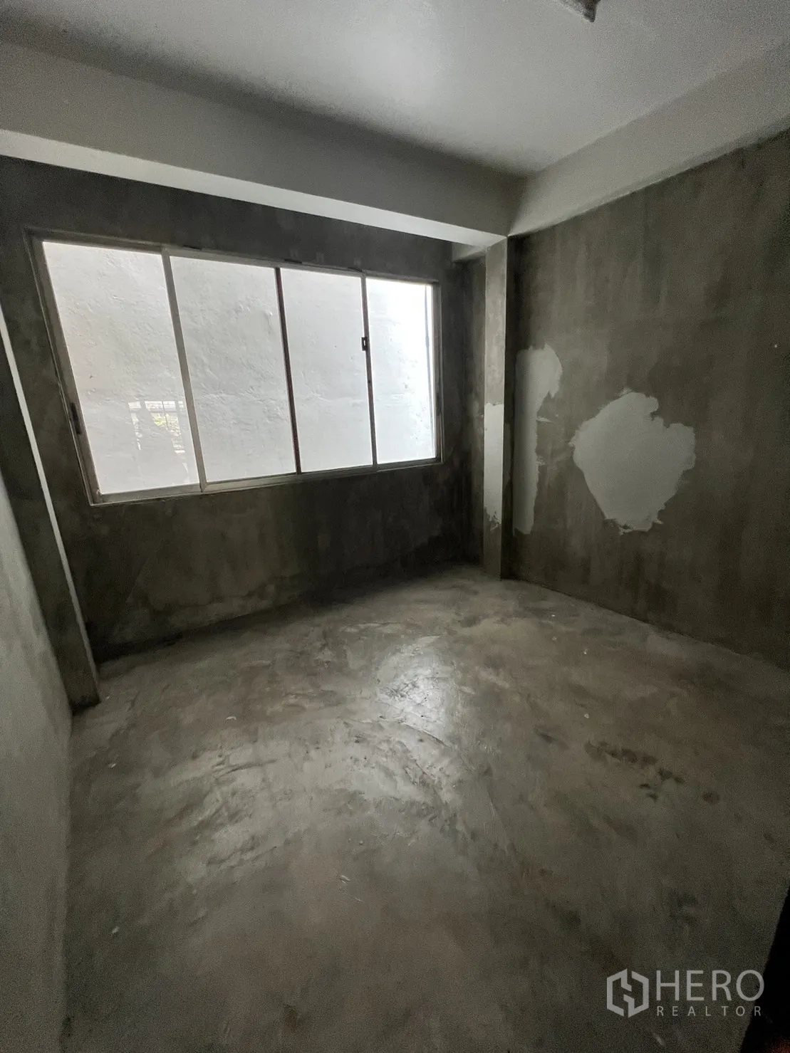 店屋 出租在Watthana, Bangkok - 清水泥房间，宽大的磨砂窗。