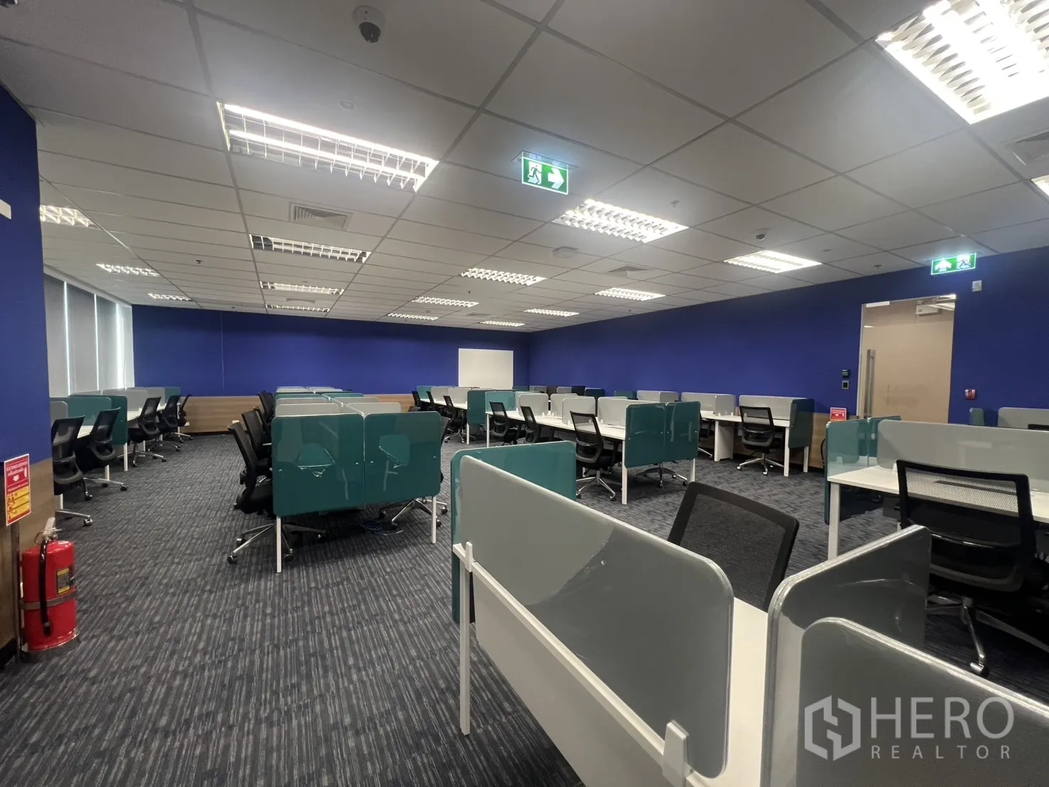 办公空间 出租在Huai Khwang, Bangkok - 开放式协作区，多排工位带隔板，蓝色点缀墙面。