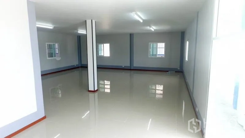 Factory for rent in Mueang Samut Sakhon, Samut Sakhon - Upper-floor office area with polished tile flooring and natural light.