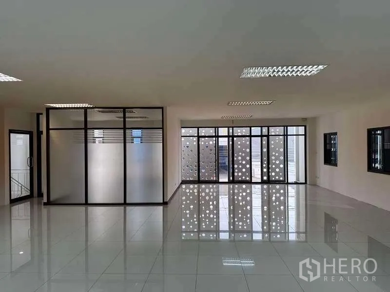 工厂 出租或出售在Bang Phli, Samut Prakan - 办公室前厅，磨砂玻璃会议室与穿孔立面引入自然光。