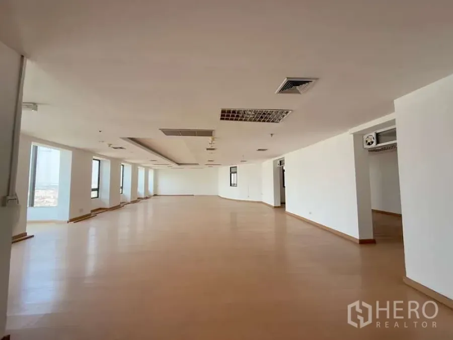 Office Space for rent in Chatuchak, Bangkok - Panoramic open-plan office with rows of windows and a central ceiling soffit.