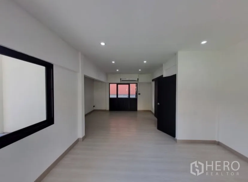 独栋房屋 for rent in Suan Luang, Bangkok - 大面积灵活房间，木纹地板、黑色门与空调。