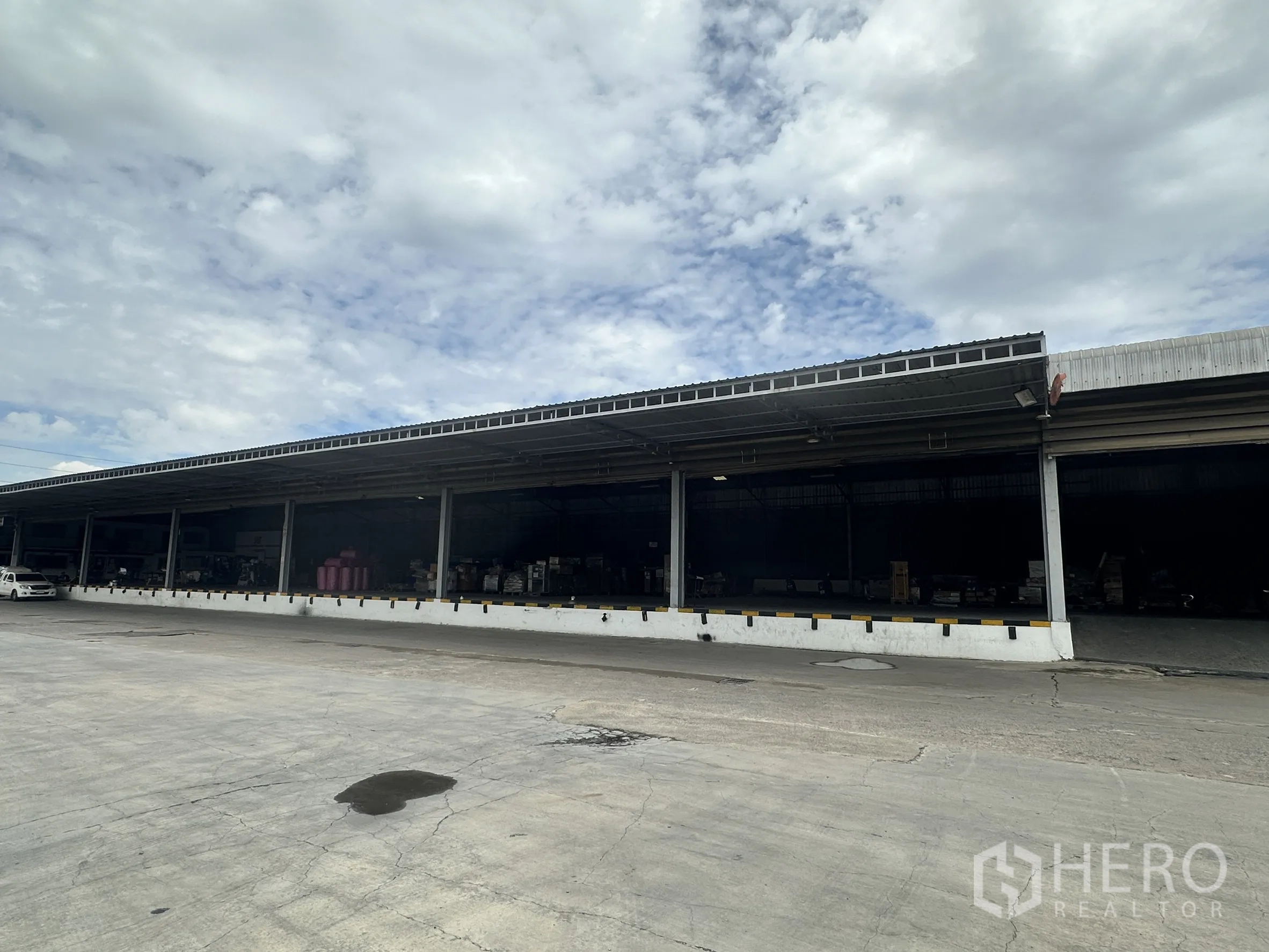 Factory for rent in Lat Krabang, Bangkok - Long covered loading dock along the warehouse with multiple bays and bumpers.