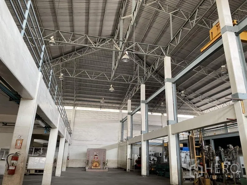 工厂 for sale in Khlong Luang, Pathum Thani - 高挑生产区，钢桁架与吊灯清晰可见。