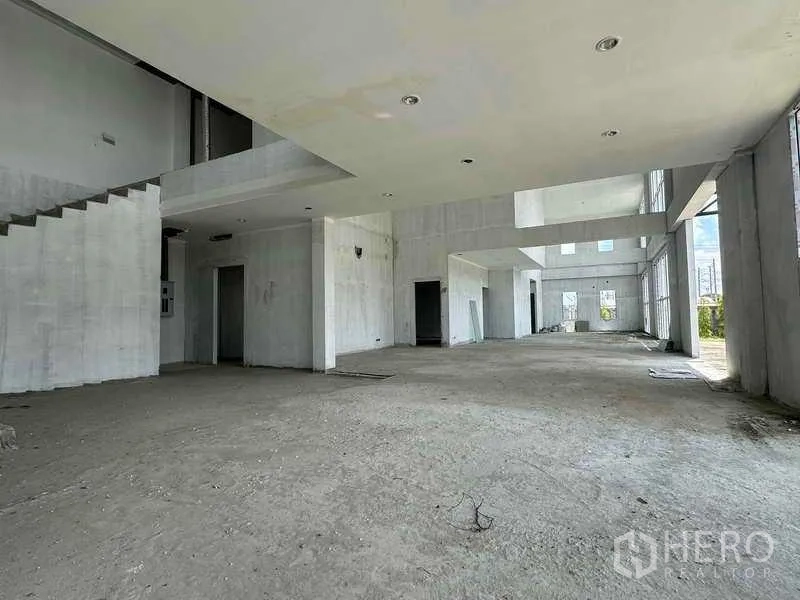Warehouse for rent in Sai Noi, Nonthaburi - Double-height entrance hall with staircase and full-height windows in the office block.