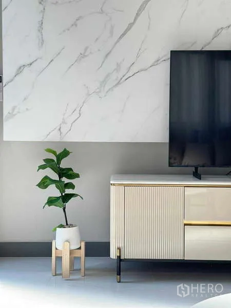 Detached House for rent or sale in Bang Phli, Samut Prakan - Minimalist corner featuring TV console, marble wall panel and a potted plant.