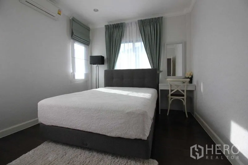 Detached House for rent in Prawet, Bangkok - Minimalist guest bedroom with a double bed and soft natural light.