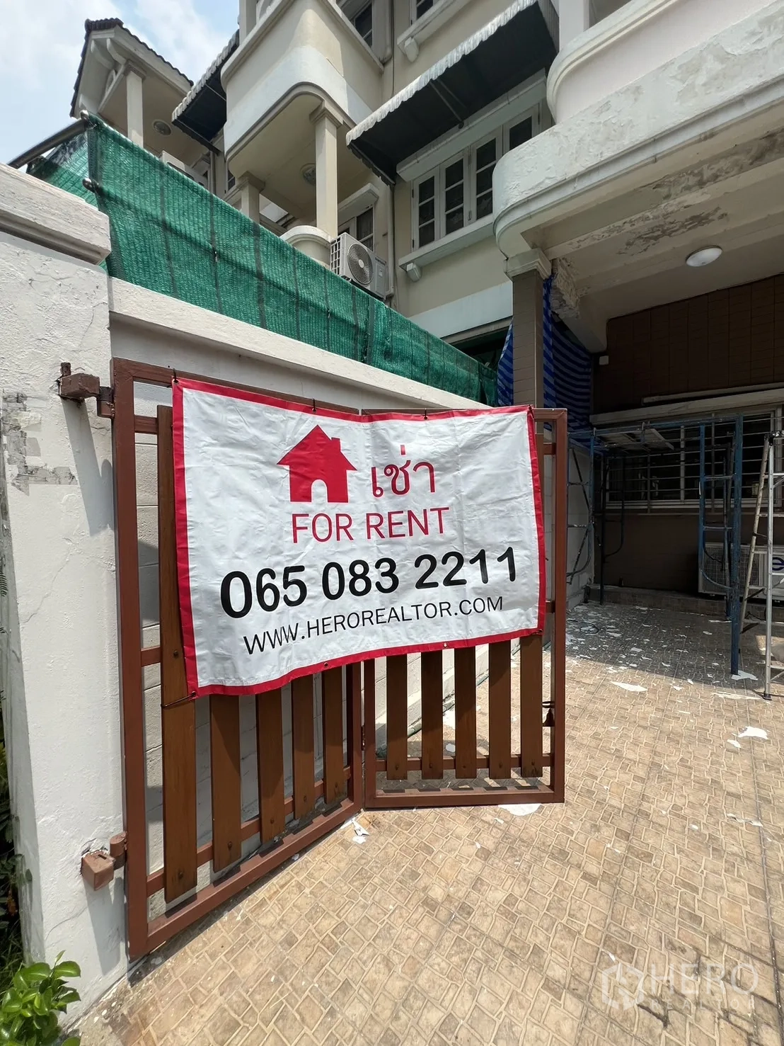 联排别墅 出租在Khlong Toei, Bangkok - 前院大门，木栅栏上挂有出租横幅。