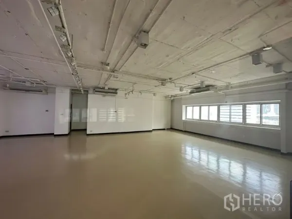 Office Space for rent in Pathum Wan, Bangkok - Bright open-plan office with polished floors, exposed ceiling and long windows with city views in Pathum Wan, Bangkok.