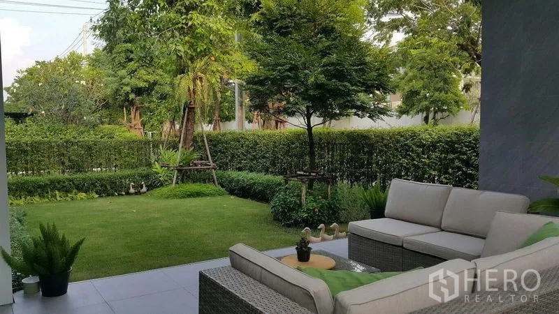 Detached House for rent in Prawet, Bangkok - Terrace lounge with outdoor sofa seating beside a private garden.