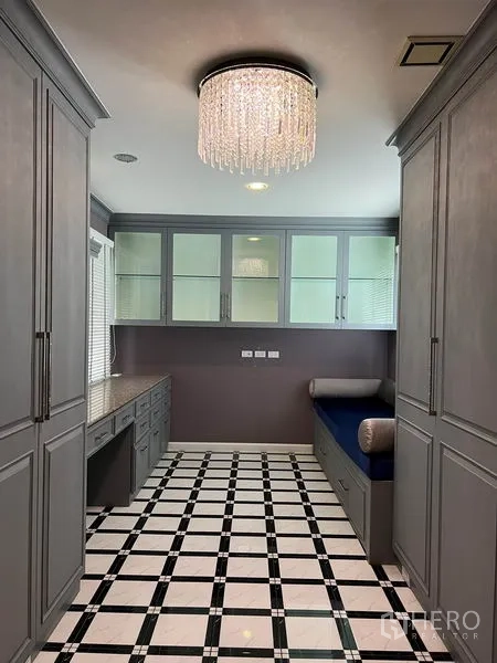 独立式住宅 出租在Bang Kapi, Bangkok - 步入式衣帽间，整墙柜体、吊灯与棋盘格地面。