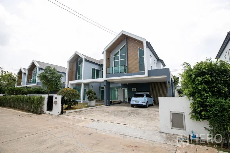 Detached House for rent or sale in Lam Luk Ka, Pathum Thani - Quiet street inside the community lined with similar modern homes.