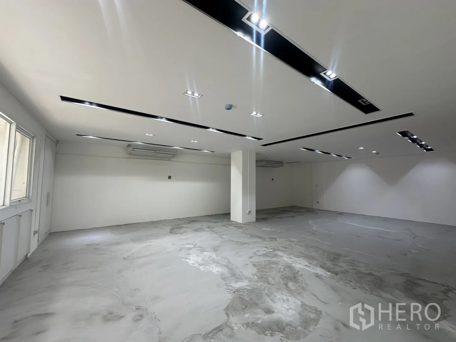 Office Space for rent in Pathum Wan, Bangkok - Wide open office with multiple ceiling light strips and wall-mounted AC units.