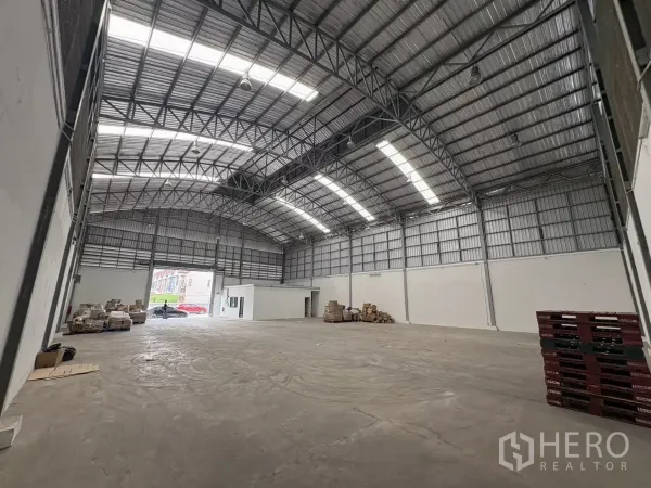 货栈 出租在Bang Phli, Samut Prakan - 大跨通透仓库，设有宽卷帘门与内部办公室。