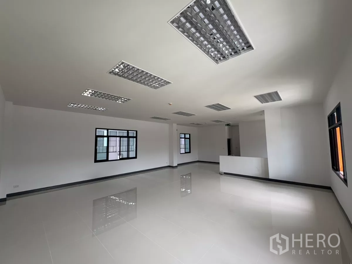 Factory for rent in Bang Pakong, Chachoengsao - Large open office room suitable for admin workstations or meeting zones.