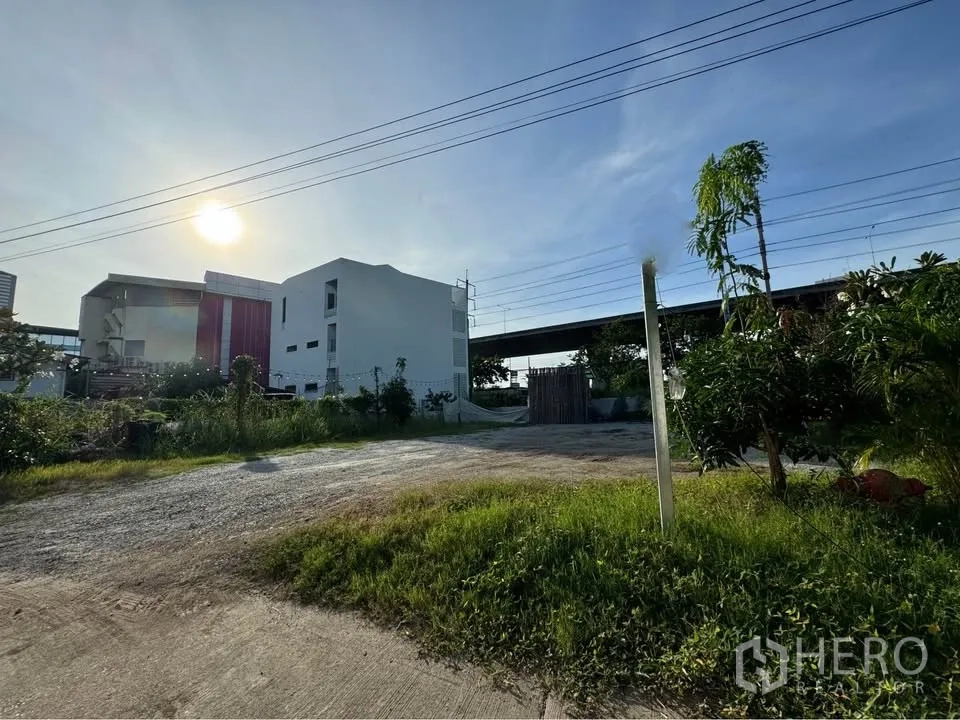 ที่ดิน for rent in Bang Na, Bangkok - แปลงดินลูกรังถมเรียบพร้อมทางเข้าจากถนนคอนกรีต ใกล้อาคารเตี้ยและทางยกระดับ