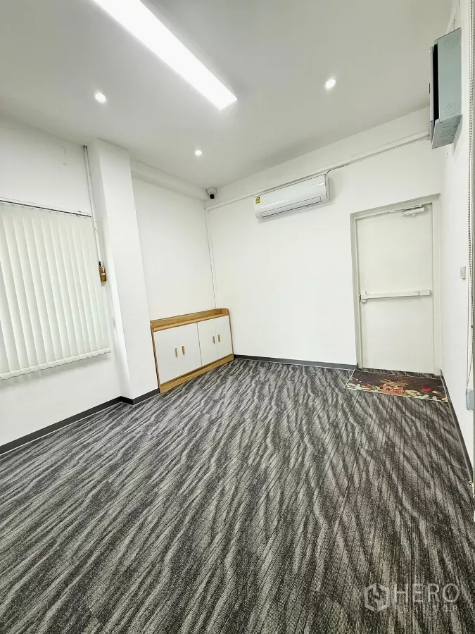 带办公室的家 出租或出售在Wang Thonglang, Bangkok - 私密铺毯房，空调、储物柜和安全门。
