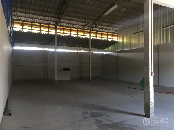 货栈 出租在Min Buri, Bangkok - 仓库内部空间宽敞，金属高屋顶、通风窗与混凝土地面