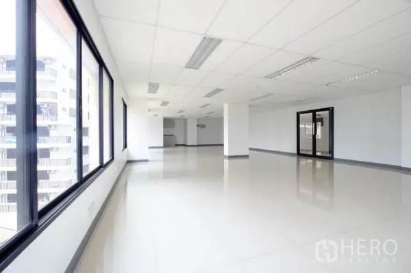 Office Space for rent in Suan Luang, Bangkok - Corner office area with wide windows offering city views and abundant daylight.