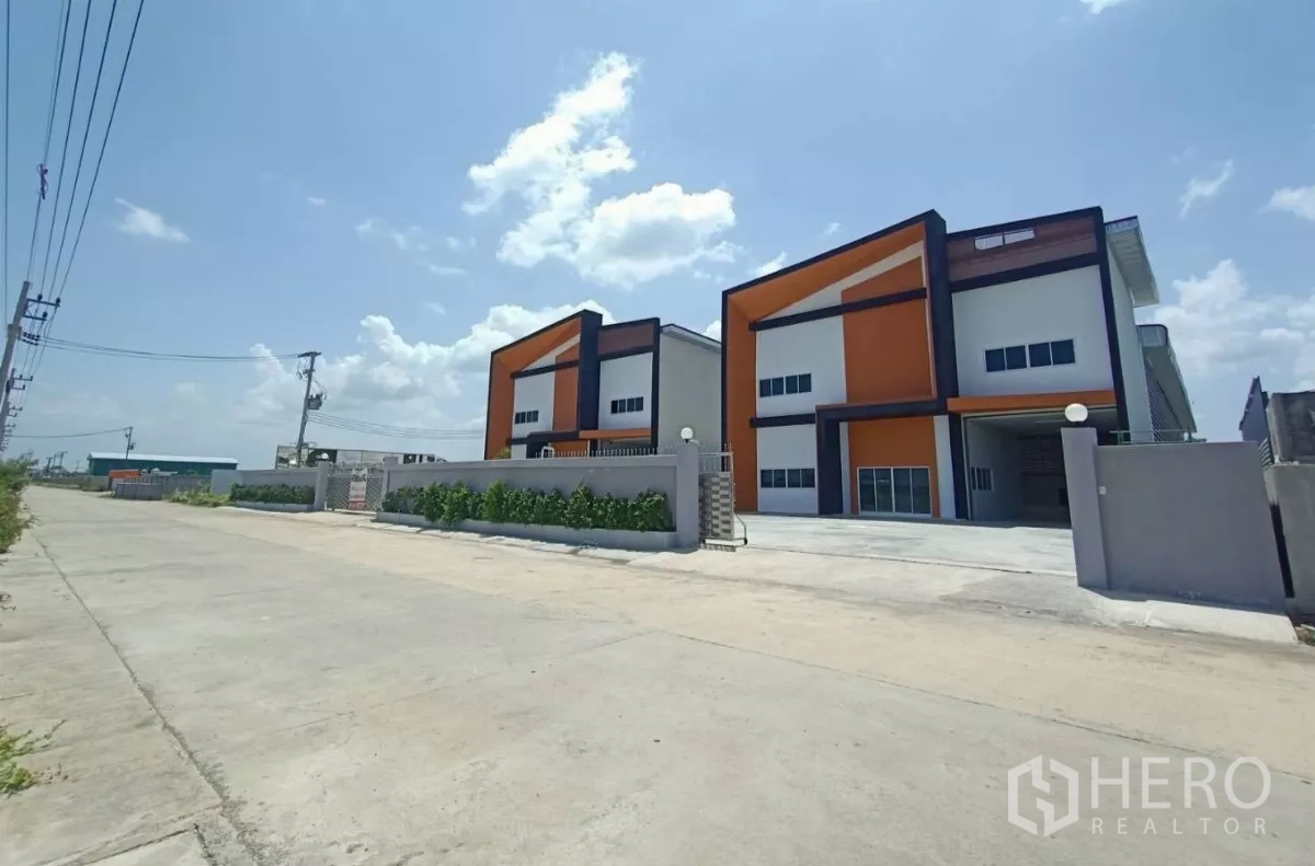 工厂 出租或出售在Mueang Samut Sakhon, Samut Sakhon - 两栋现代化工厂建筑，前场开阔，混凝土道路与围墙安保完善。