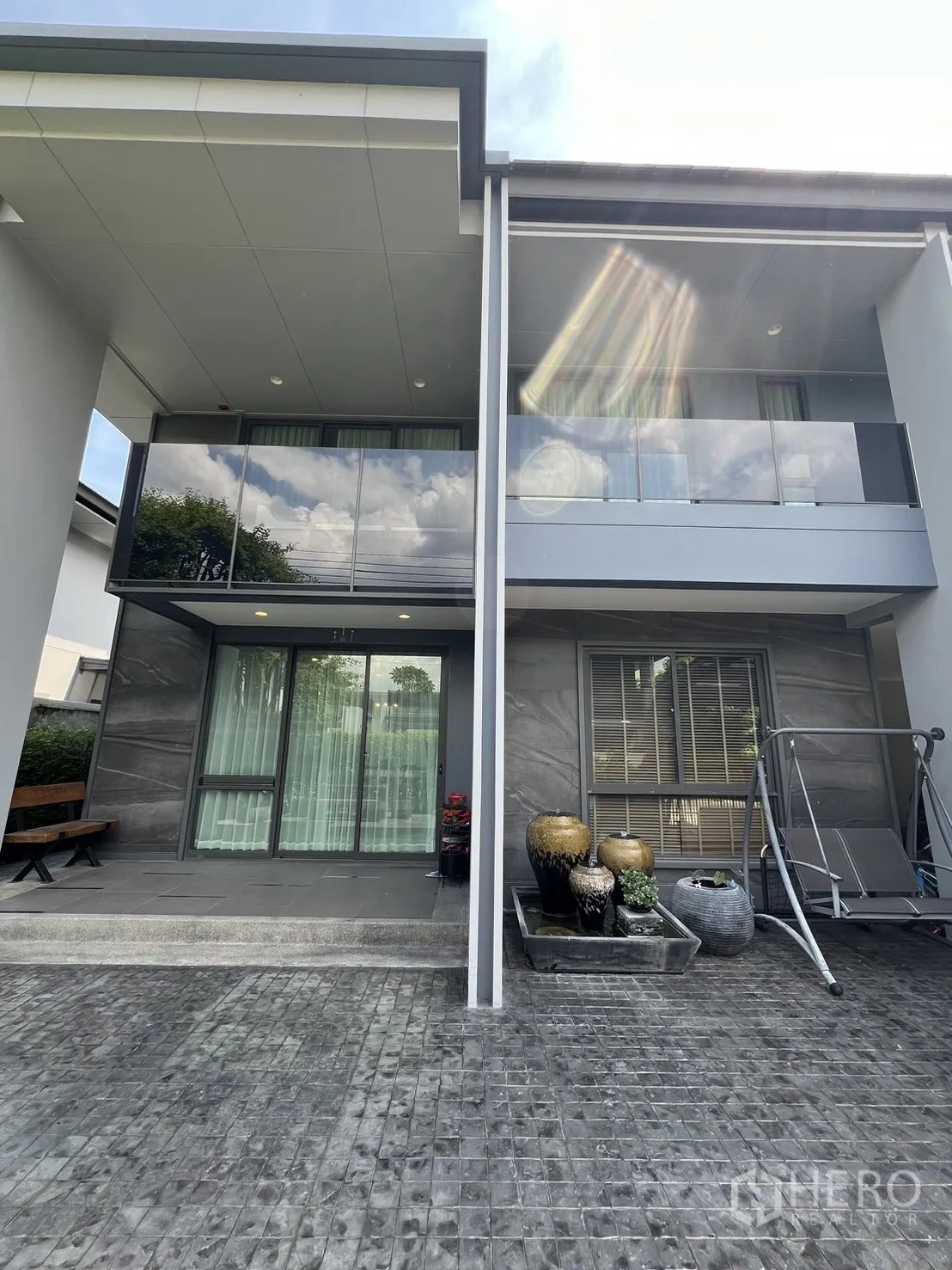 Detached House for rent or sale in Bang Kapi, Bangkok - Side driveway leading to gate, wide paved area with seating.