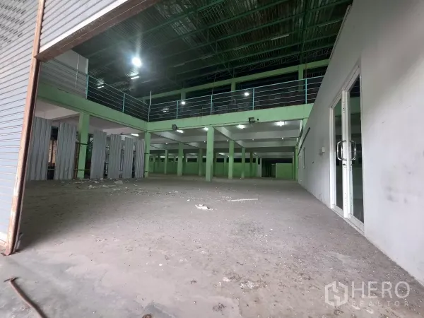 货栈 出租在Bang Khun Thian, Bangkok - 仓库底层入口，高挑空间，带夹层、立柱和玻璃门办公室