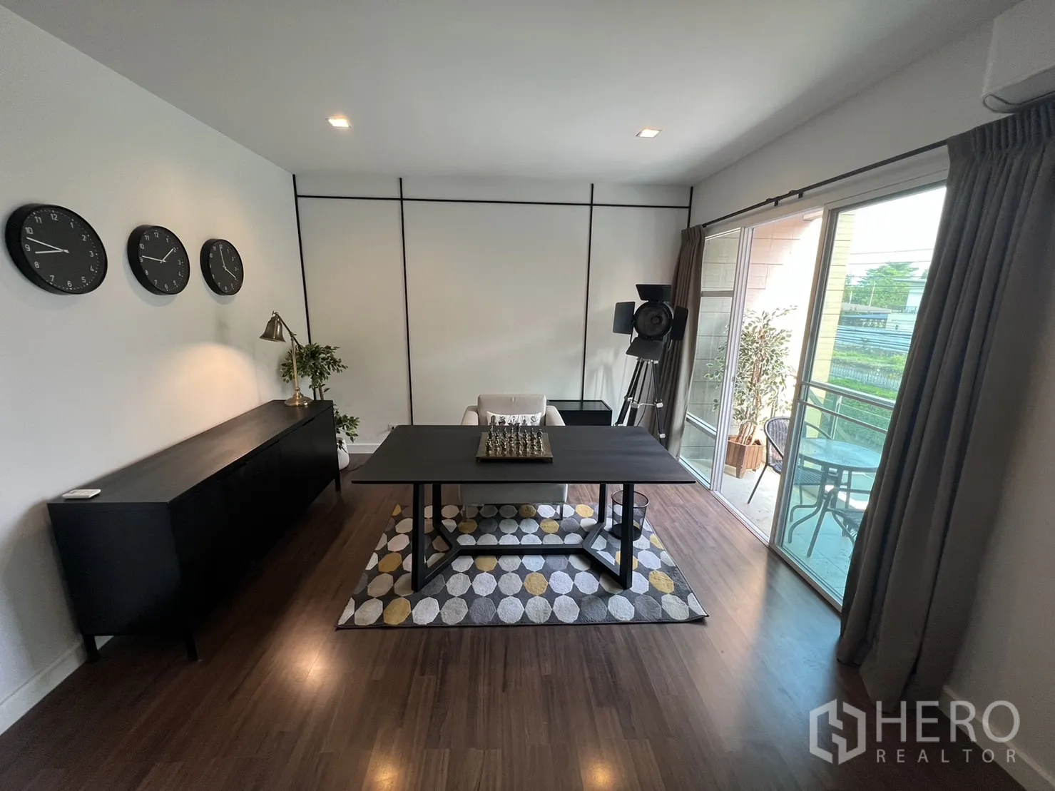 联排别墅 for rent in Suan Luang, Bangkok - 多功能房通过推拉玻璃门连接阳台。