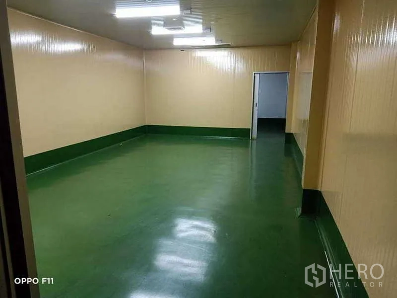 Warehouse for rent or sale in Mueang Samut Sakhon, Samut Sakhon - Large insulated production room with green epoxy floor and bright lighting.
