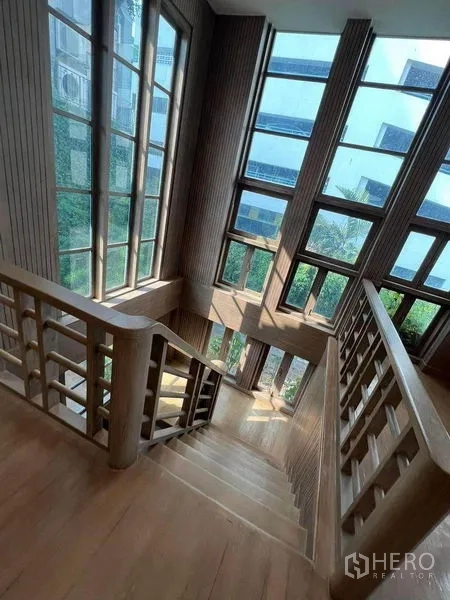 Retail Space for rent in Phaya Thai, Bangkok - Sunlit timber staircase beside floor-to-ceiling windows.