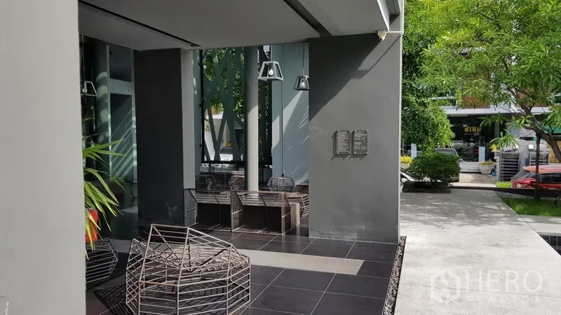 Home Office for sale in Wang Thonglang, Bangkok - Shaded ground-floor terrace with modern seating and landscaped garden