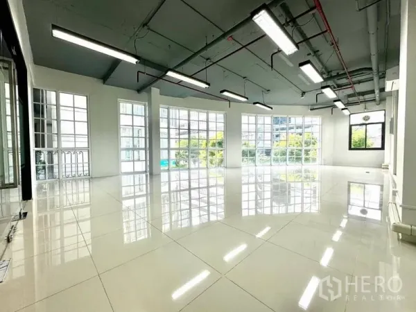 Office Space for rent in Khlong Toei, Bangkok - Spacious open-plan office with large grid windows and glossy tile floors