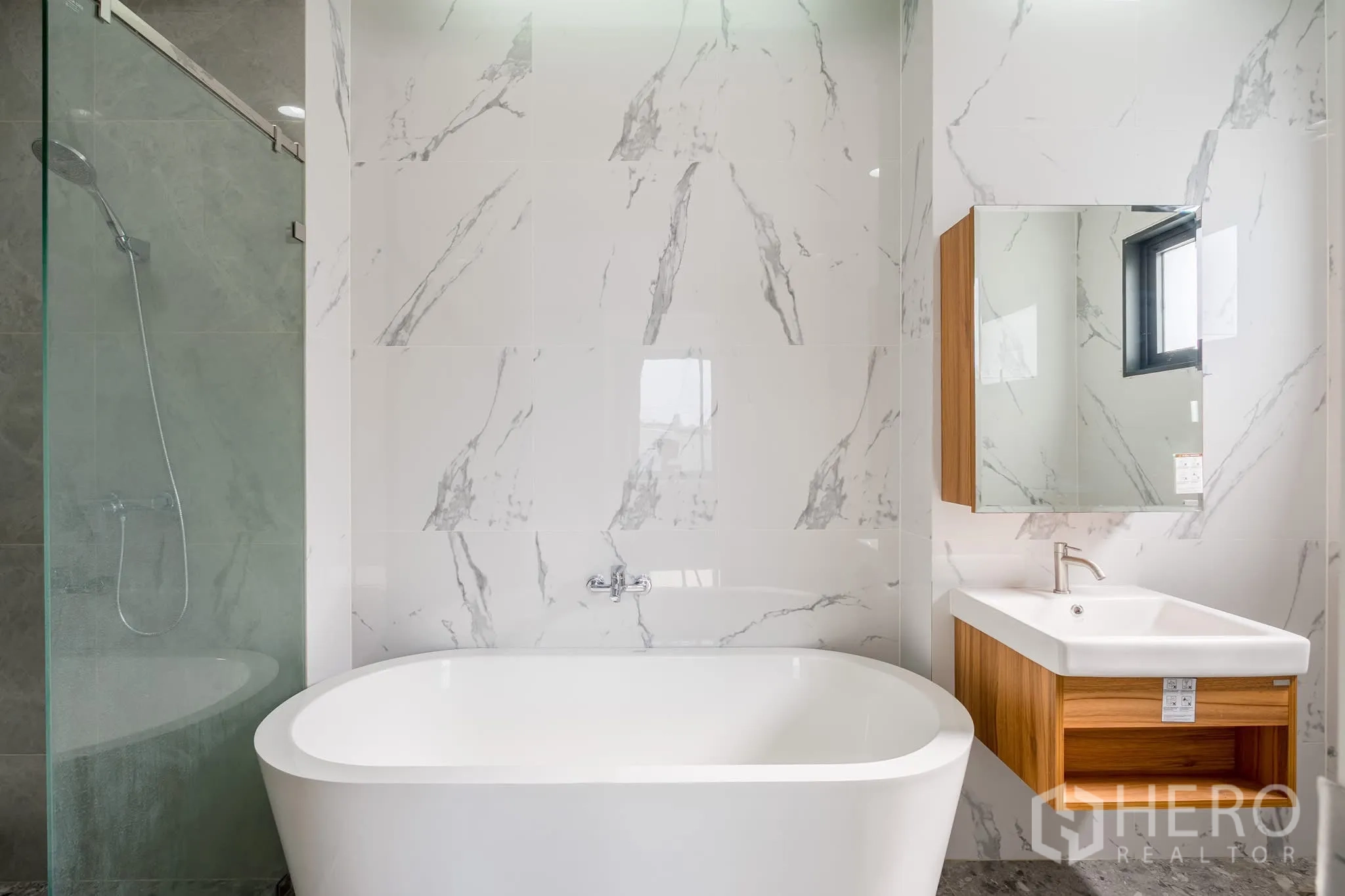 โฮมออฟฟิศ for rent in Khlong Toei, Bangkok - ห้องน้ำสไตล์โมเดิร์นพร้อมอ่างอาบน้ำลอยตัว ผนังลายหินอ่อน และห้องอาบน้ำกระจก