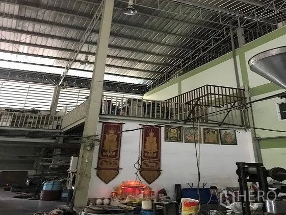 工厂 出售在Khlong Luang, Pathum Thani - 高跨仓库内部，钢柱与夹层储物区视角。